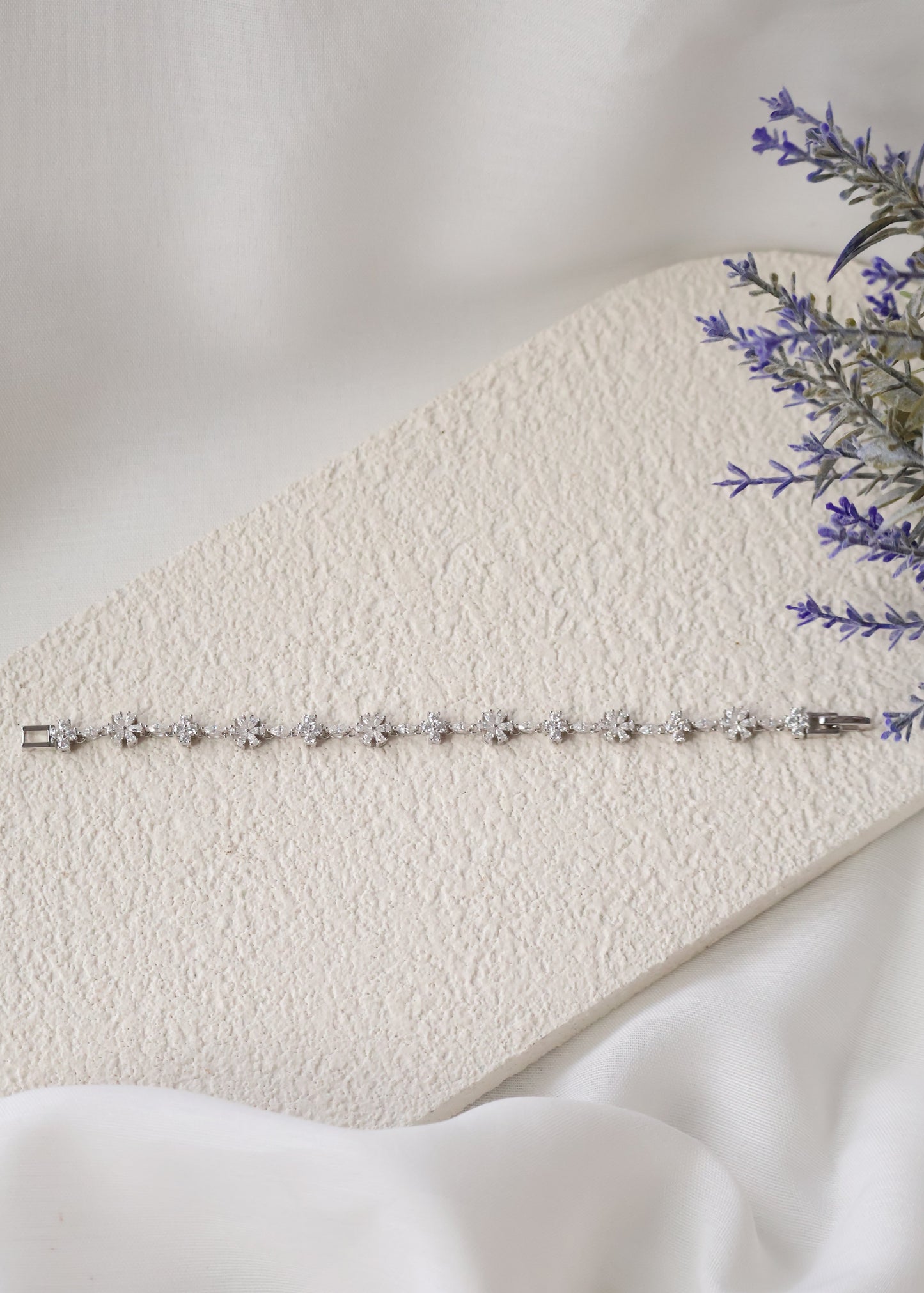 *Instocks* Annette Moissanite Floral Bracelet AU750
