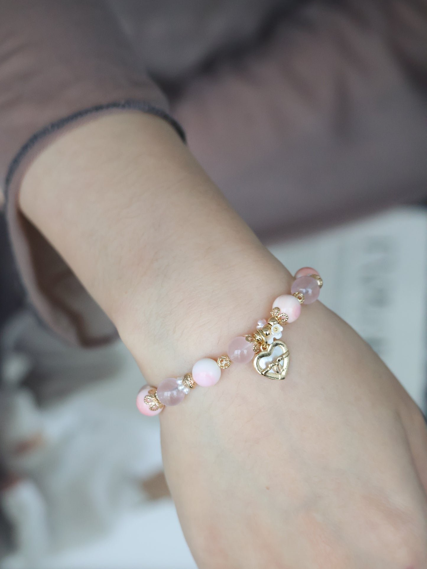 Queen Conch, Rose Quartz with Dangly White Conch Heart Charm — Mallow | 8mm (Elastic, Push Pull)