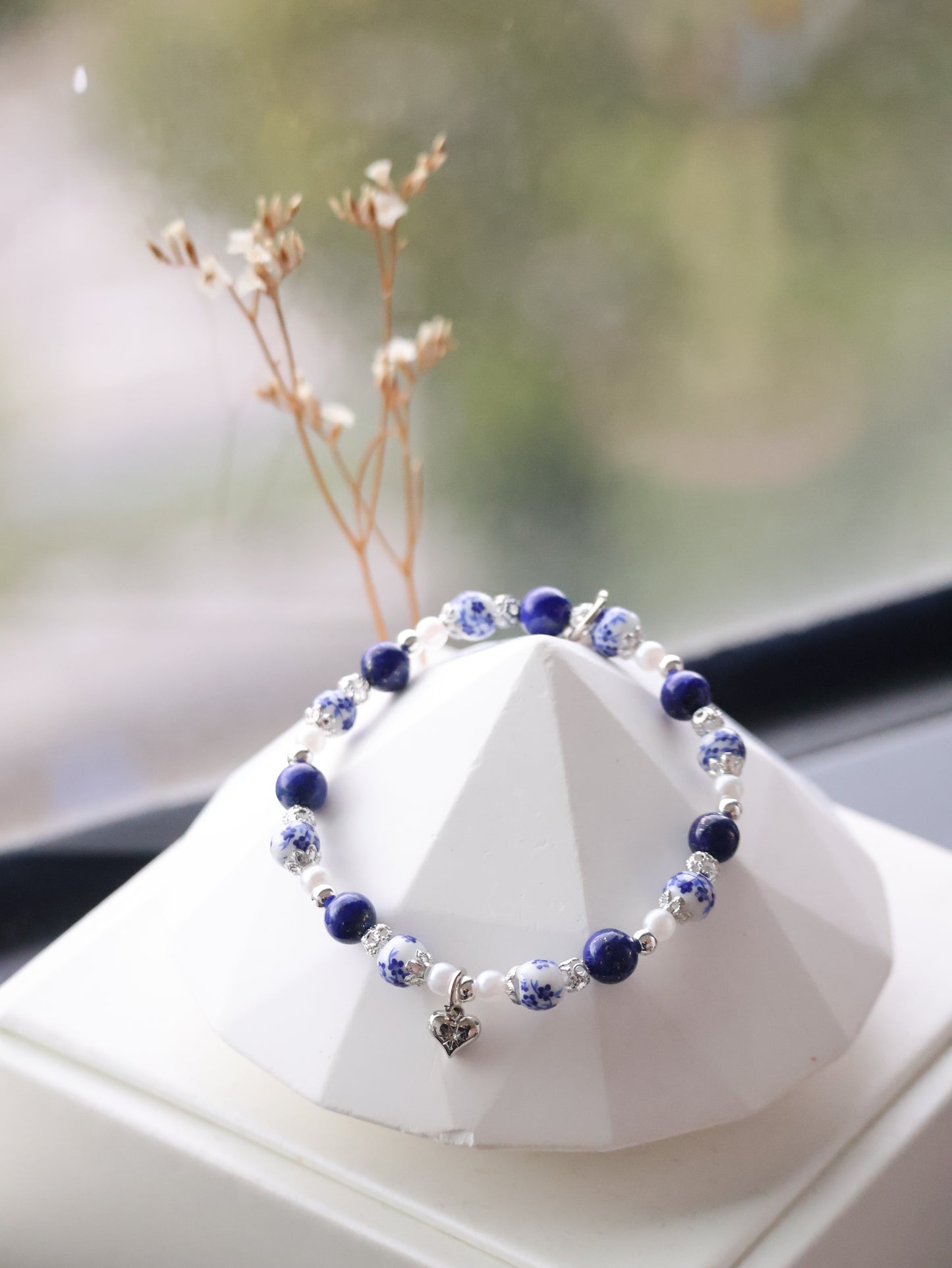 Lapis Lazuli with Heart Dangly — Chinese Porcelain Inspired | 6mm (Elastic)