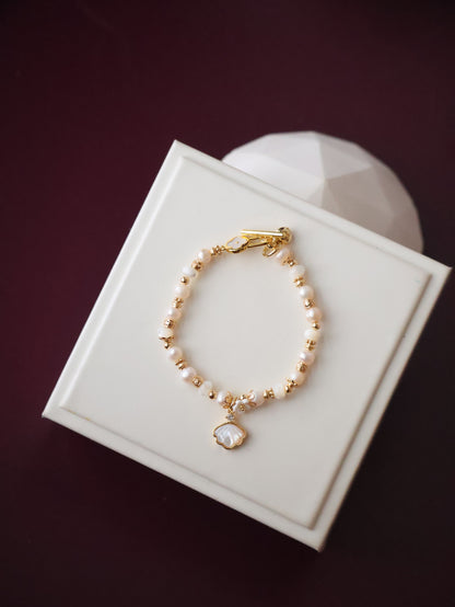 Freshwater Pearls & White Conch with Dangly Sea Shell — Yoana | 6mm (OT Clasp, Elastic)
