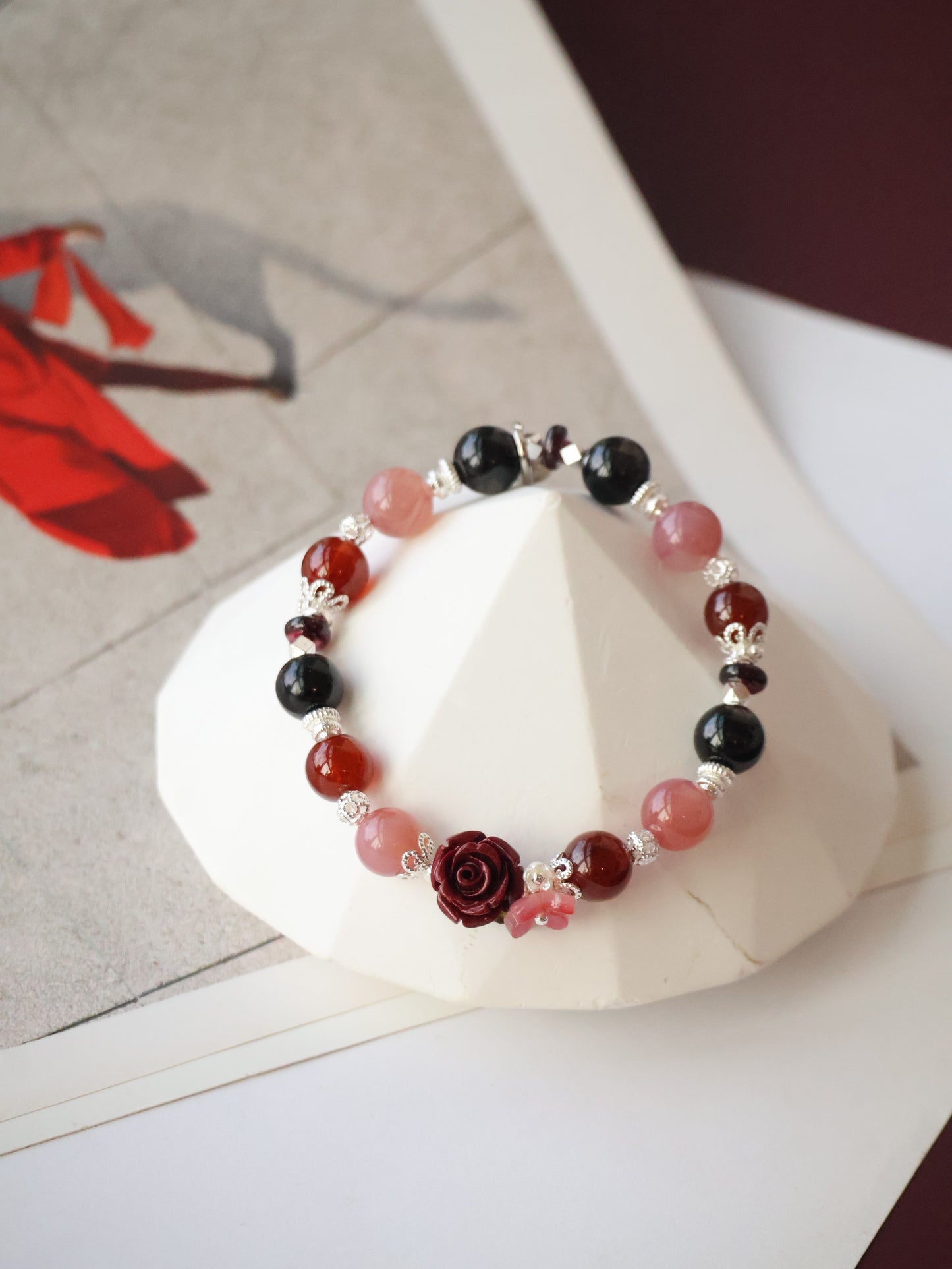 Yan Yuan Agate, Hypersthene & Garnet with Cinnabar Rose Carving — Rewine | 8mm (Elastic)