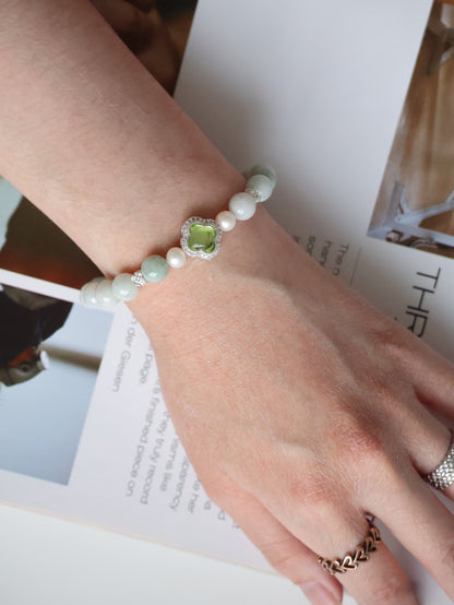 Green Jadeite & Freshwater Pearl Crystal Bracelet with Clover Charm (String Through) — Elowee | 8mm (Elastic)